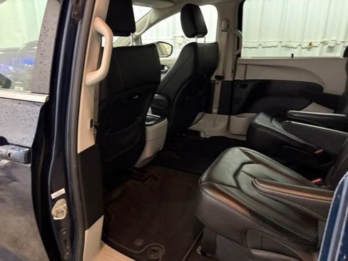 Used 2023 Chrysler Pacifica Touring-L FWD image 19