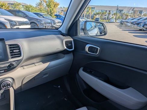 Used 2025 Hyundai Venue SEL FWD image 17