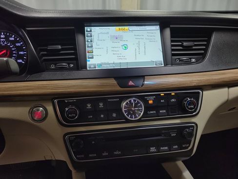 Used 2017 Kia Cadenza Premium FWD image 18