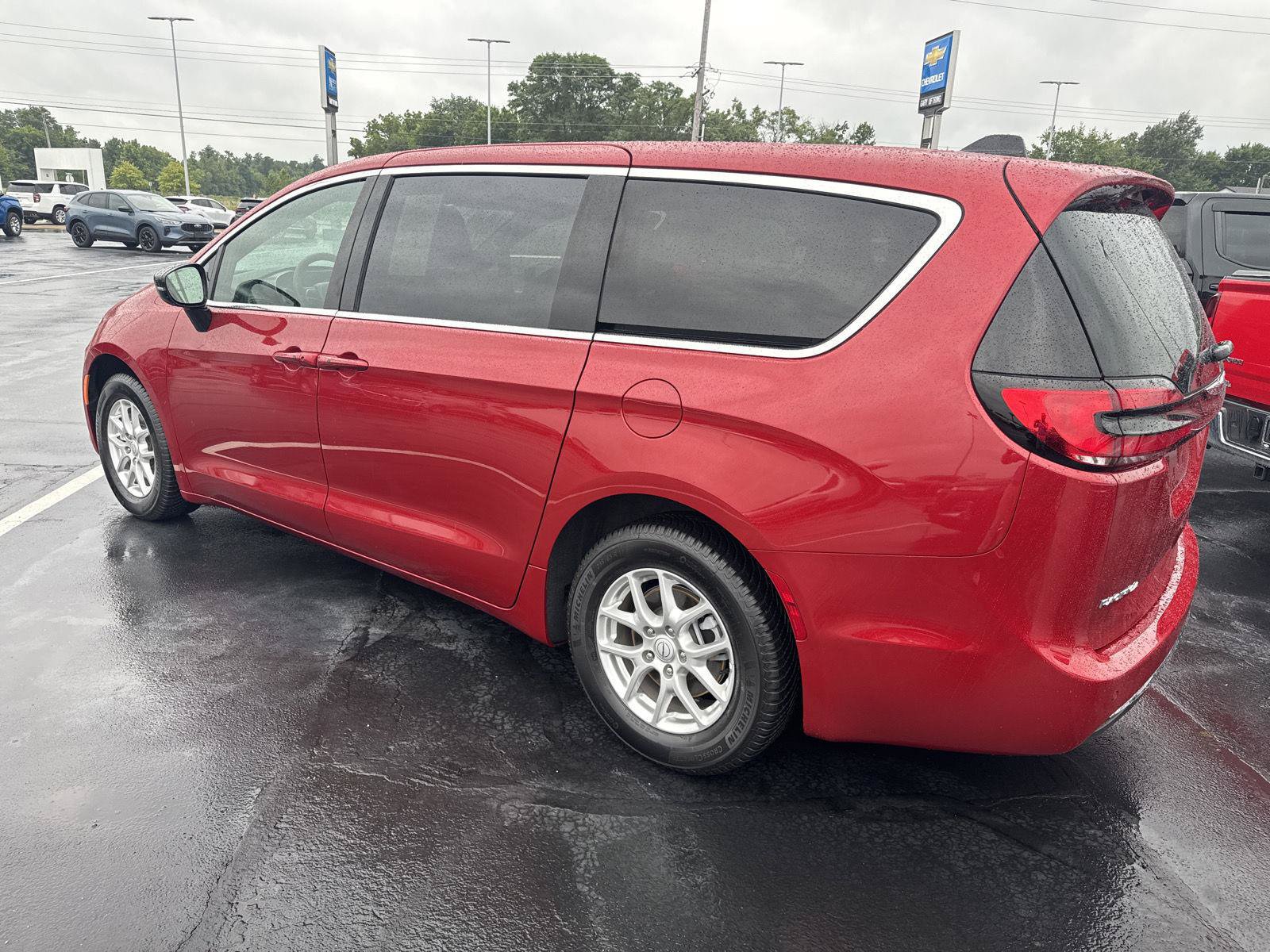 Used 2025 Chrysler Pacifica Select FWD image 2