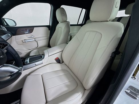 Used 2025 Mercedes-Benz GLB 250 4MATIC image 5