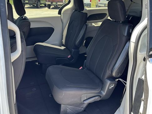 Used 2017 Chrysler Pacifica LX FWD image 19