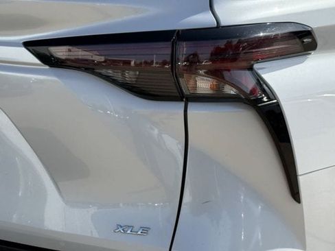 Used 2025 Toyota Sienna XLE FWD image 7