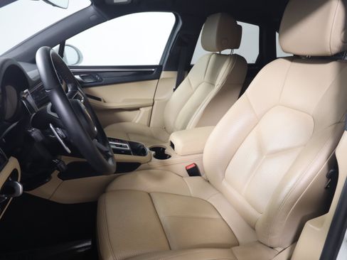 Certified 2023 Porsche Macan image 5