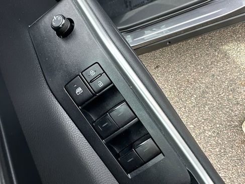 Used 2023 Toyota Highlander XLE AWD/4WD image 32