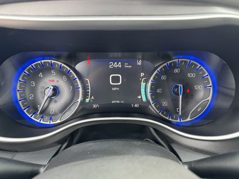 Certified 2023 Chrysler Pacifica Touring-L image 15