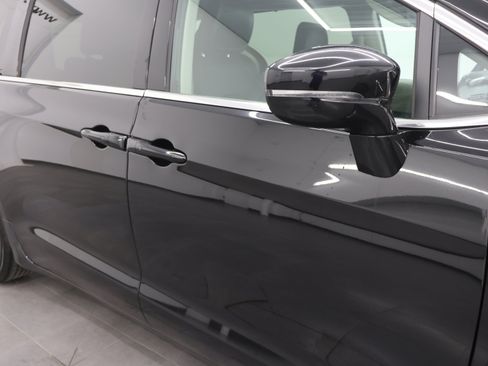 Used 2024 Chrysler Pacifica Touring-L FWD image 24