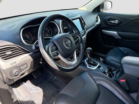 Used 2018 Jeep Cherokee Latitude Plus w/ Cold Weather Group FWD image 9