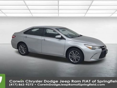 Used 2016 Toyota Camry SE image 2