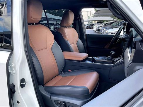 Used 2025 Lexus GX 550 w/ Accessory Package (2T) AWD/4WD image 10