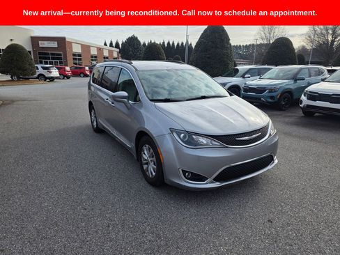 Used 2017 Chrysler Pacifica Touring-L image 7