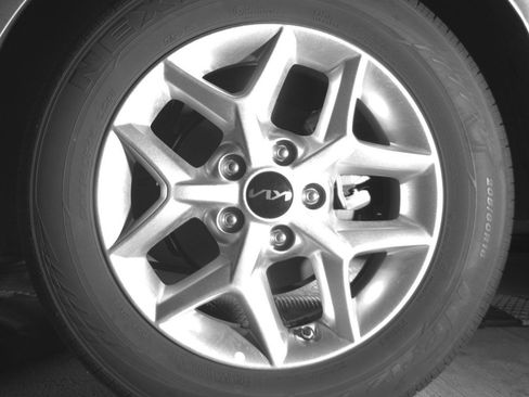 Used 2025 Kia Soul LX w/ LX Technology Package FWD image 14