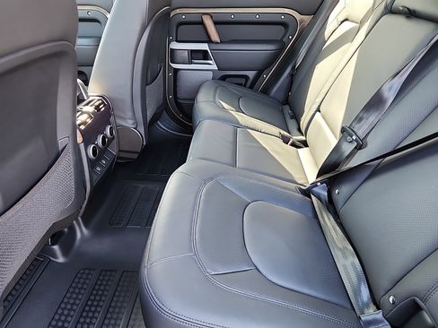 New 2024 Land Rover Defender 110 SE image 5