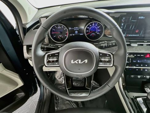 Used 2024 Kia Carnival EX FWD image 10