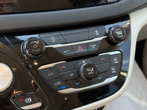 Used 2022 Chrysler Voyager LX image 22