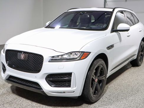 Used 2018 Jaguar F-PACE R-Sport image 32