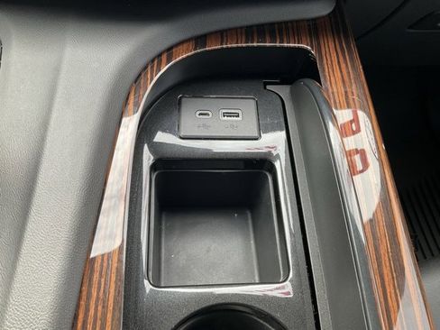 Used 2022 Cadillac Escalade Luxury image 23