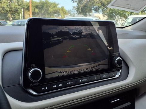 Used 2023 Nissan Rogue SV image 9