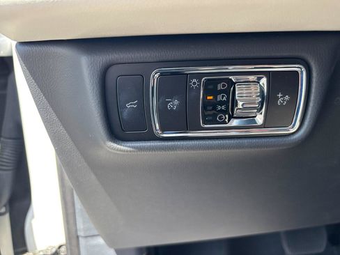 Used 2025 Lincoln Aviator 2WD image 17