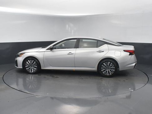 Used 2024 Nissan Altima 2.5 SV image 3