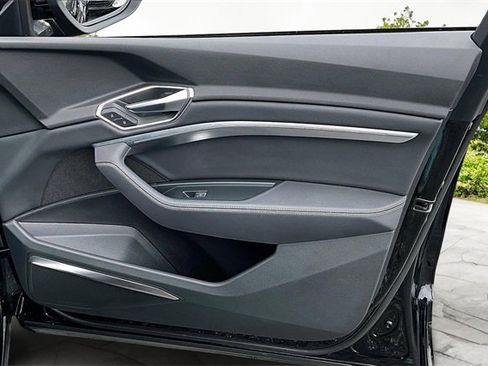 Used 2021 Audi e-tron Premium Plus w/ Premium Plus Package image 23