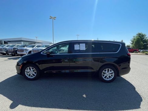 Used 2024 Chrysler Pacifica Touring-L FWD image 4