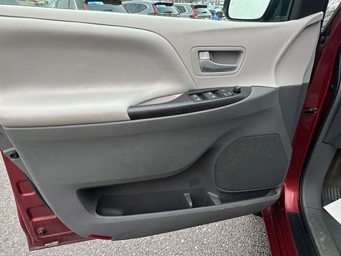 Used 2016 Toyota Sienna LE image 21