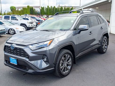 Used 2022 Toyota RAV4 XLE Premium AWD/4WD image 6