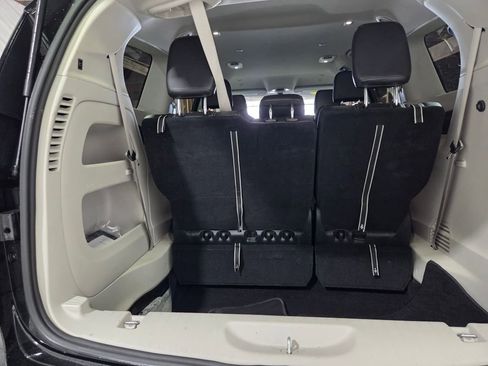 Used 2023 Chrysler Pacifica Touring-L image 16