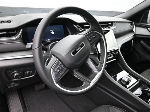 New 2025 Jeep Grand Cherokee Altitude image 12