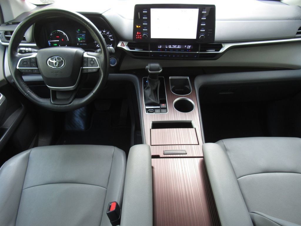 Certified 2024 Toyota Sienna XLE FWD image 33