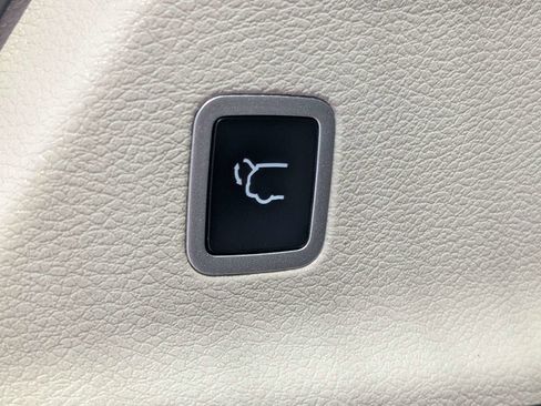 Used 2023 Chrysler Voyager LX FWD image 14