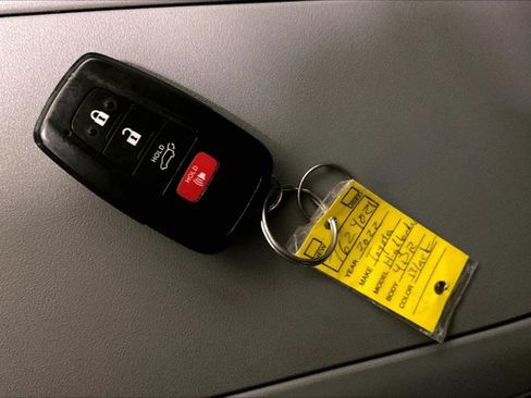 Used 2022 Toyota Highlander XLE AWD/4WD image 11