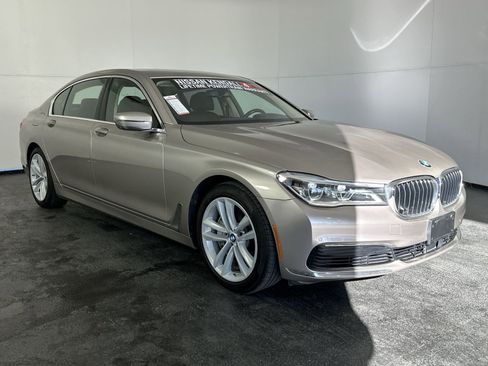 Used 2019 BMW 750i xDrive w/ Executive Package AWD/4WD image 2
