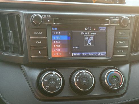 Used 2018 Toyota RAV4 LE FWD image 17