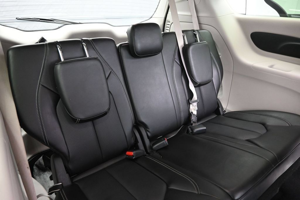 Used 2024 Chrysler Pacifica Touring-L FWD image 17
