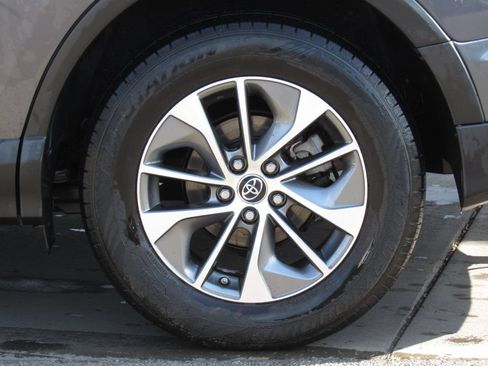 Certified 2018 Toyota RAV4 LE AWD/4WD image 31