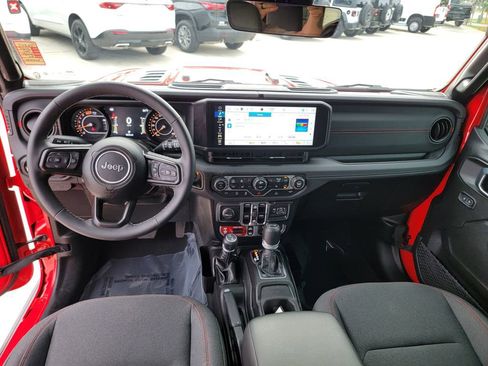 Used 2025 Jeep Wrangler Unlimited Rubicon w/ Convenience Group AWD/4WD image 16