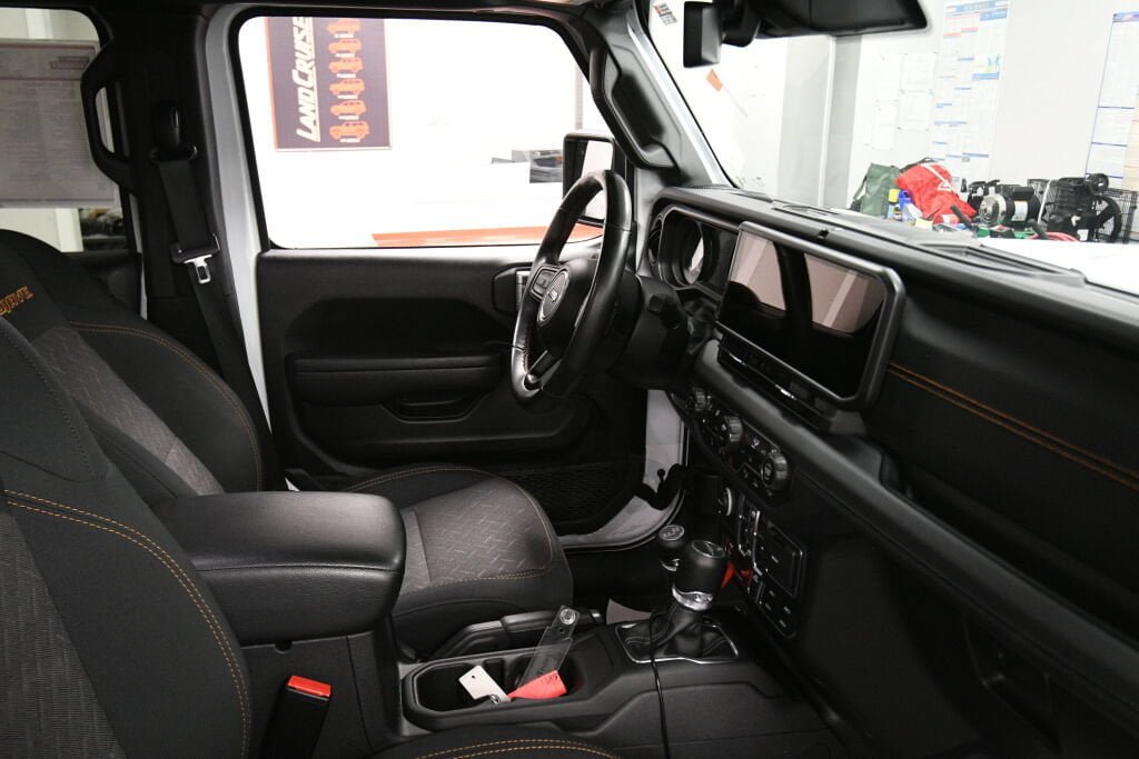 Used 2024 Jeep Gladiator Mojave w/ Technology Group AWD/4WD image 29