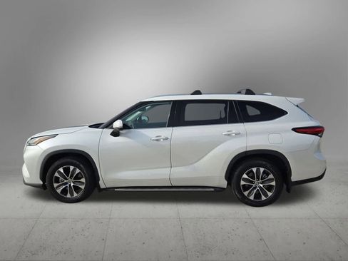 Used 2021 Toyota Highlander XLE image 3