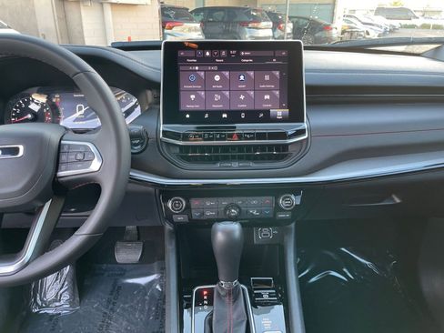 Used 2025 Jeep Compass Trailhawk image 17