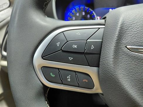 Used 2024 Chrysler Pacifica Touring-L image 38