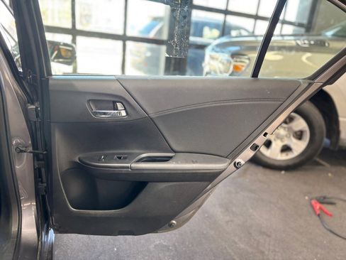 Used 2017 Honda Accord Touring image 19