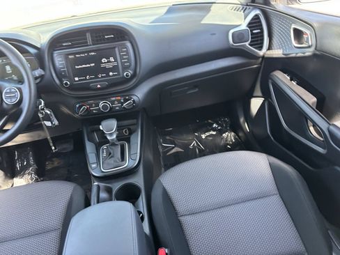 Used 2025 Kia Soul LX w/ LX Technology Package FWD image 14