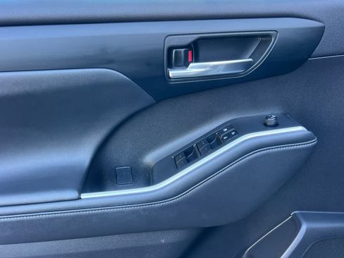 Certified 2022 Toyota Highlander XLE AWD/4WD image 12