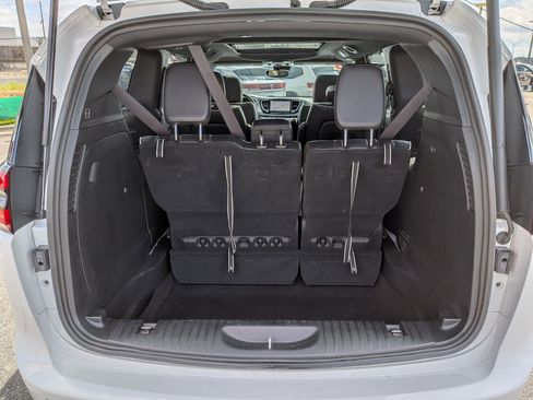 Used 2025 Chrysler Pacifica Limited FWD image 32
