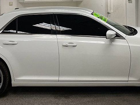 Used 2013 Chrysler 300 image 4