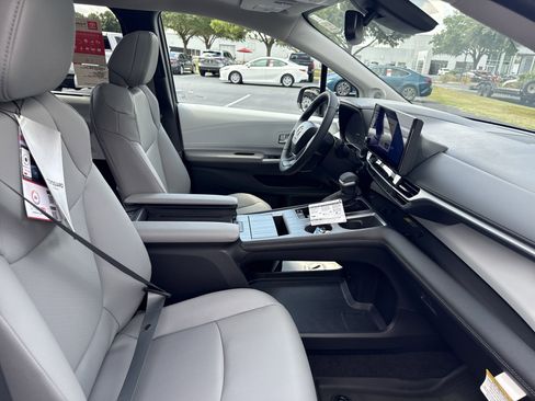 New 2025 Toyota Sienna XLE image 36