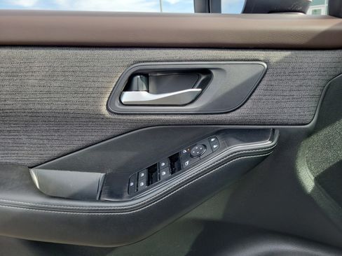 Used 2023 Nissan Rogue SV image 17