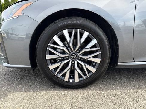 Used 2025 Nissan Altima 2.5 SV FWD image 15